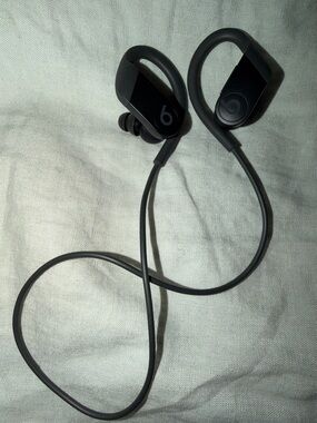 Beats by Dre Powerbeats 4 Wireless Earphones in Black